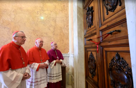 Selos colocados no Palácio Apostólico, após a morte do Papa Francisco