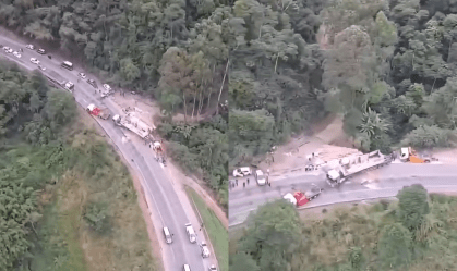 Caminhão com quase 900 quilos de maconha tomba na BR 262, no Espírito Santo