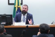 Comissão da Câmara aprova proibição de uso de armas por seguranças de Lula