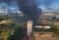 Incêndio atinge área externa de anexo do MEC, em Brasília