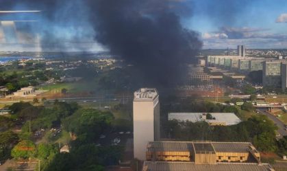 Incêndio atinge área externa de anexo do MEC, em Brasília