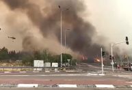 Incêndio "engole" rodovia em Israel forçando retiradas; veja vídeo