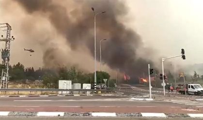 Incêndio "engole" rodovia em Israel forçando retiradas; veja vídeo