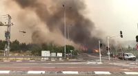 Incêndio "engole" rodovia em Israel forçando retiradas; veja vídeo