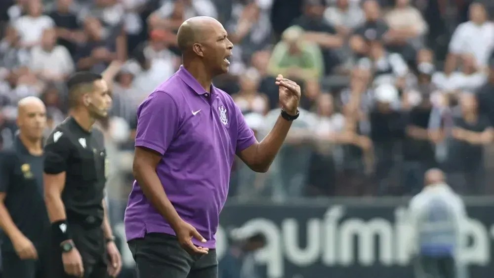 Orlando Ribeiro está no comando do Timão de forma interina