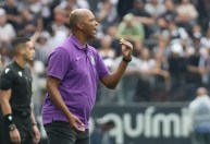 Interino do Corinthians lamenta goleada e sai em defesa de Hugo Souza