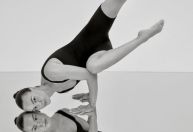 Isis Valverde mostra flexibilidade em treino de yoga: "Musa inspiração"