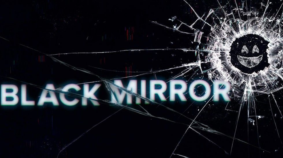 A imagem apresenta o logotipo da série Black Mirror, da Netflix.
