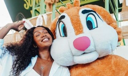 Após voltar à Imperatriz, Iza vai à entrega de ovos de Páscoa da escola