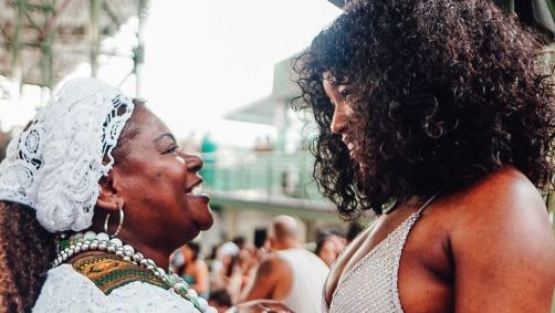 Iza esteve presente na feijoada de São Jorge da Imperatriz Leopoldinense