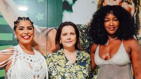 Iza esteve presente na feijoada de São Jorge da Imperatriz Leopoldinense