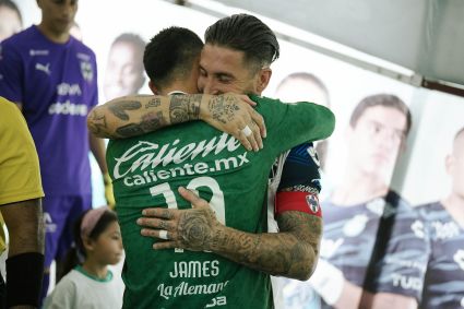 James Rodríguez e Sergio Ramos se abraçaram antes do duelo pelo Mexicano