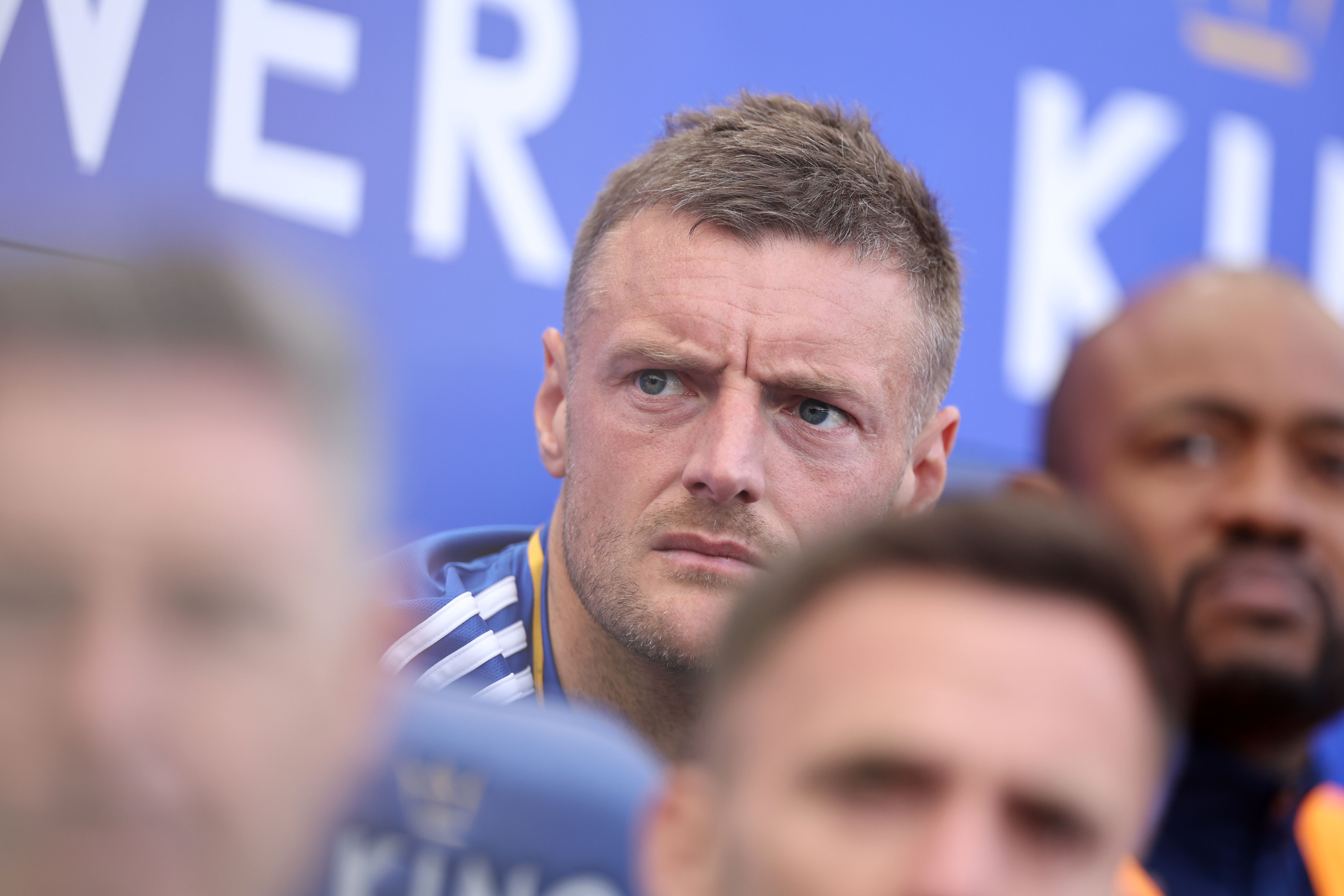 Jayme Vardy com cara de poucos amigos no banco do Leicester