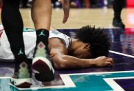 Atleta dos Grizzlies sofre queda grave, quebra pulso e deixa quadra em maca