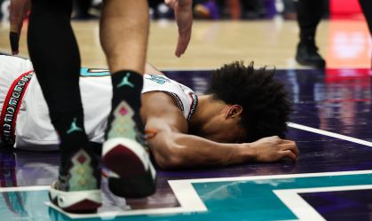 Atleta dos Grizzlies sofre queda grave, quebra pulso e deixa quadra em maca