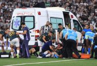 Adversário do Botafogo desmaia após dividida e sai de ambulância; veja