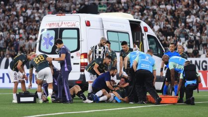 Neira, do Carabobo, deixa gramado do Nilton Santos de ambulância após choque com Mastriani, do Botafogo