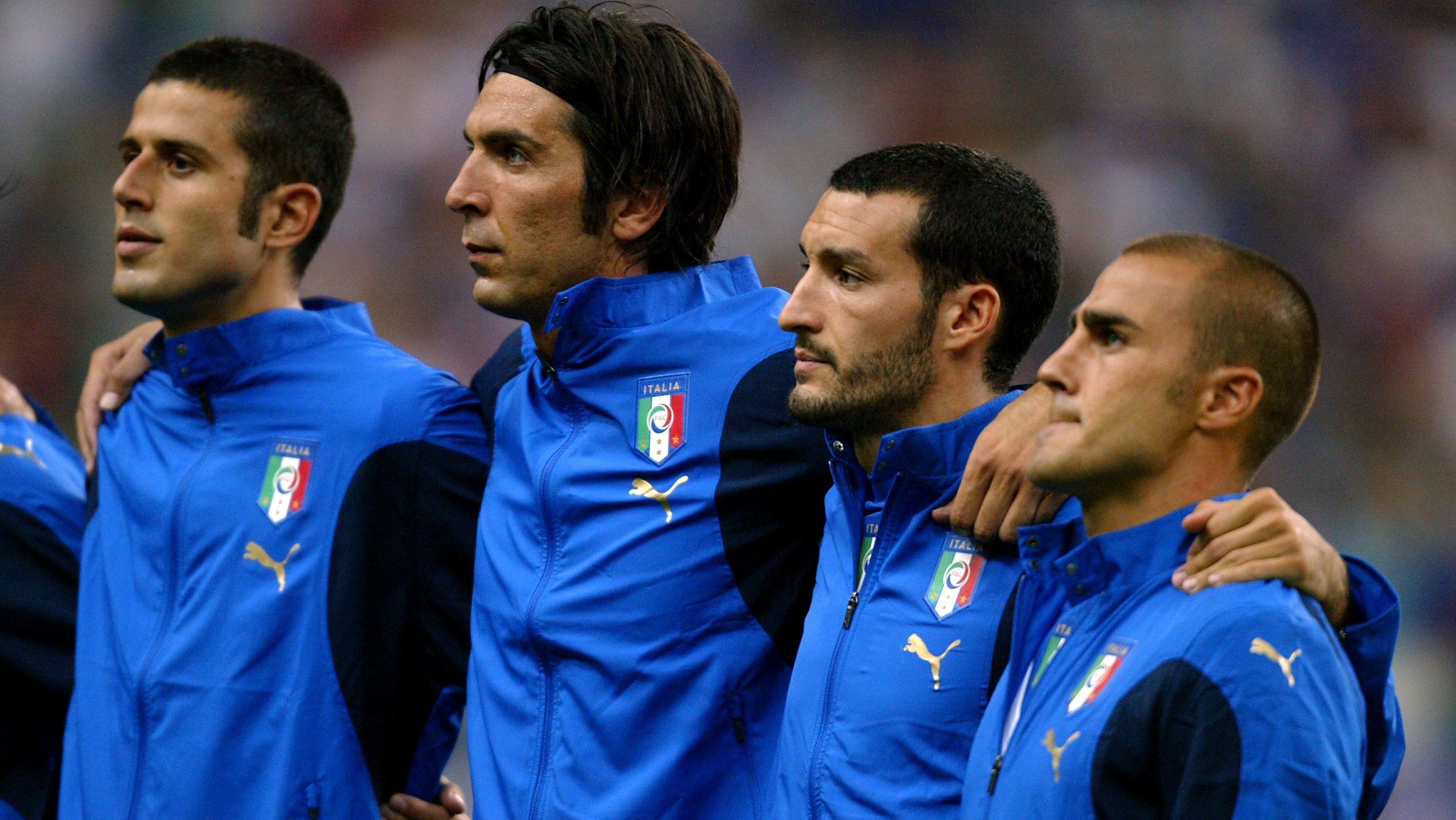 Jogadores da Itália escutam hino do país na Copa do Mundo de 2006