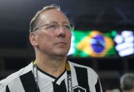 Textor sofre ataques de torcedores do Botafogo após vazamento de telefone