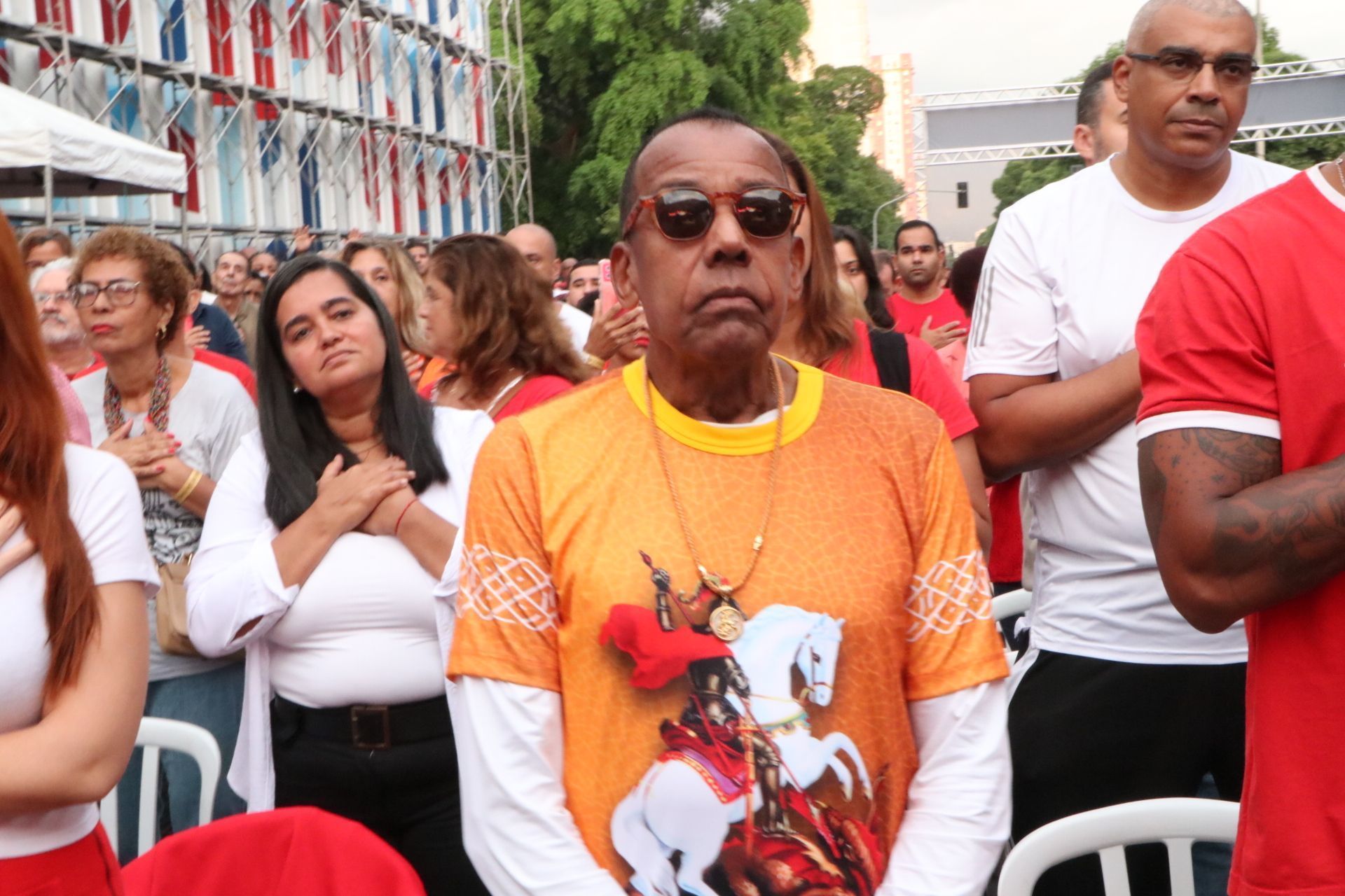 O músico Jorge Ben Jor, que é devoto, participa da Alvorada de São Jorge no Rio