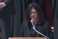 Brasileira participa da missa de funeral do papa Francisco; veja trecho