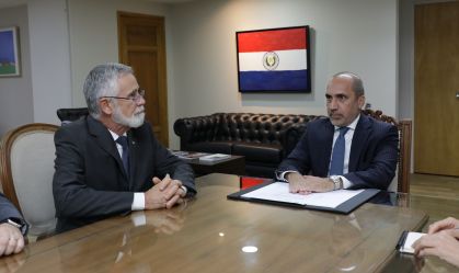 Convocado, embaixador do Brasil comparece no MRE paraguaio em meio a crise