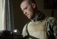 Joseph Quinn disparou arma pela primeira vez em "Tempo de Guerra"
