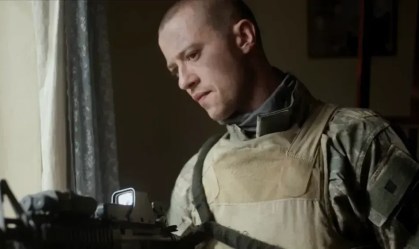 Joseph Quinn disparou arma pela primeira vez em "Tempo de Guerra"