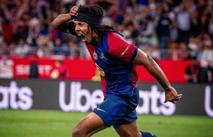 Jules Koundé celebra seu gol nos acréscimos • Divulgação/Barcelona