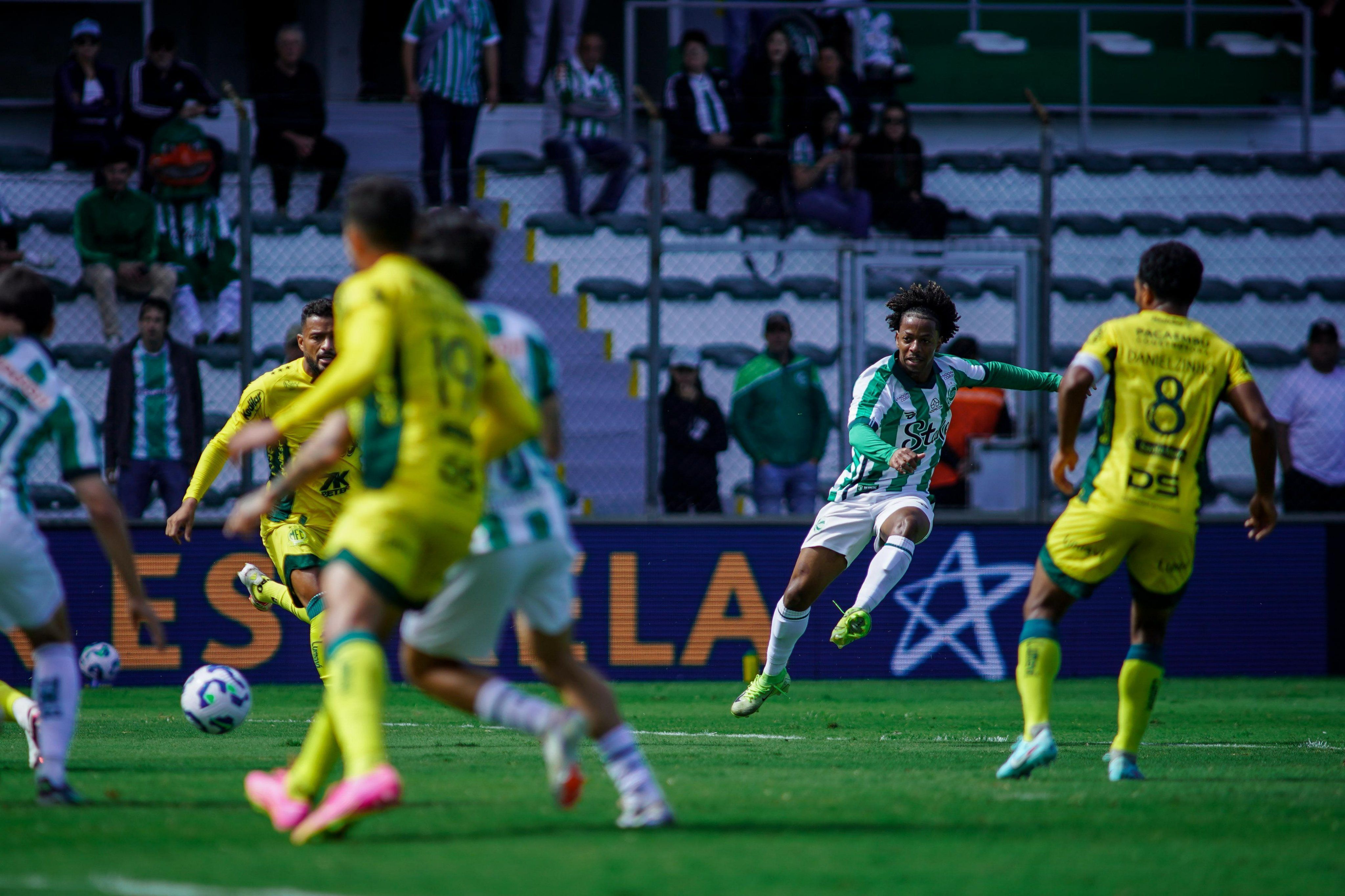 Ênio chuta a bola para marcar o primeiro gol do Juventude sobre o Mirassol