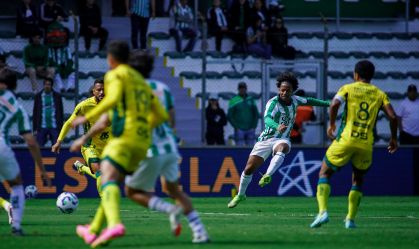 Ênio chuta a bola para marcar o primeiro gol do Juventude sobre o Mirassol