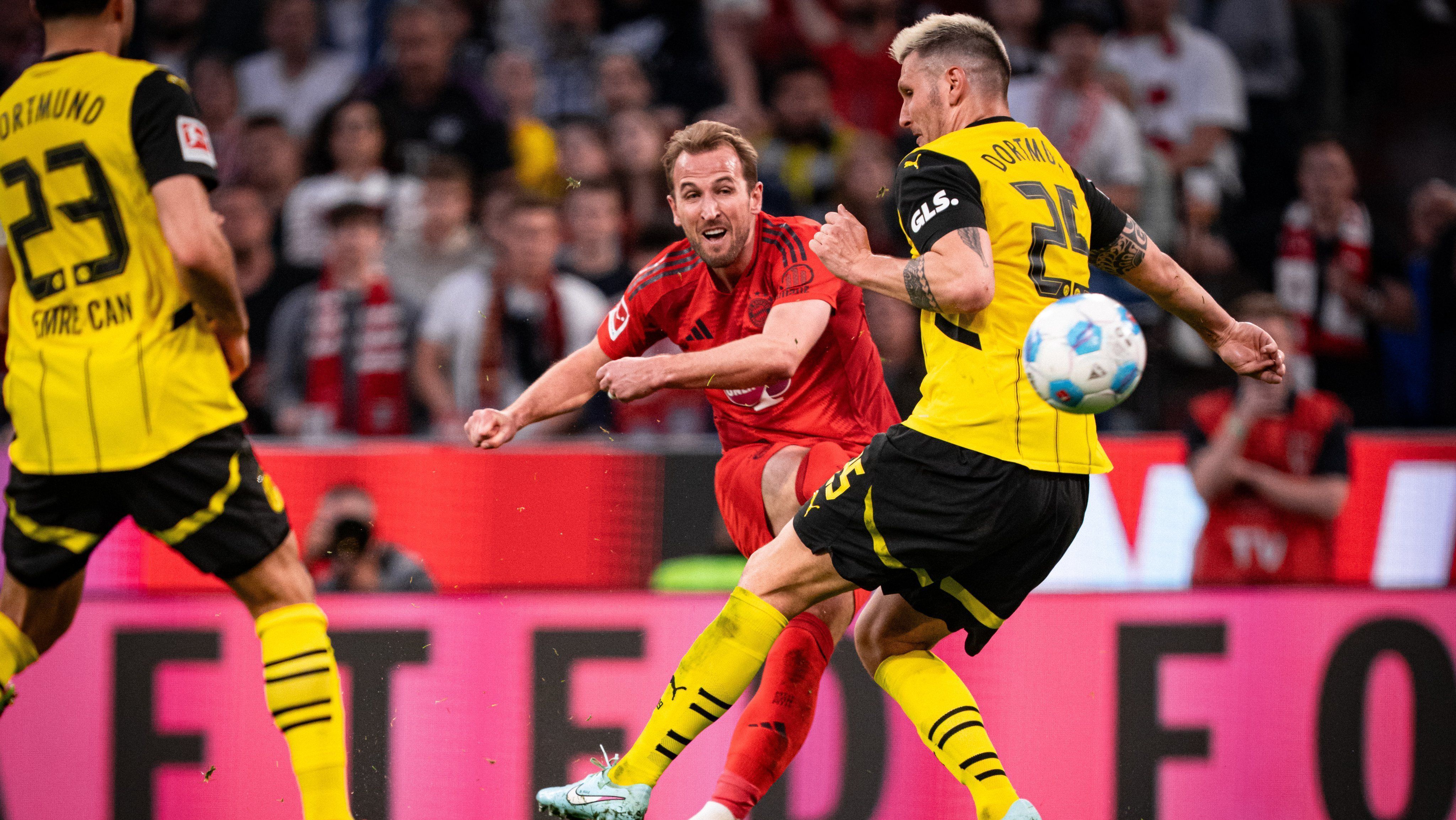 Harry Kane em ação no clássico entre Bayern de Munique e Borussia Dortmund