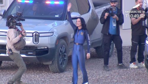 Katy Perry foi ao espaço com a Blue Origin nesta segunda-feira (14)