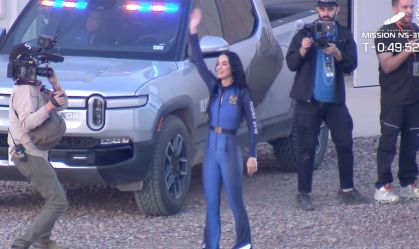 Katy Perry foi ao espaço com a Blue Origin nesta segunda-feira (14)
