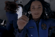 Blue Origin divulga vídeos de Katy Perry flutuando no espaço; veja