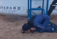 Passageiras da Blue Origin choram e beijam o chão ao voltar do espaço