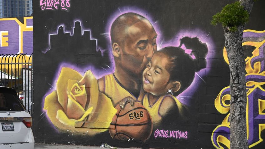 Mural em homenagem a Kobe e Gigi Bryant, localizado em Los Angeles • Michael Tullberg/Getty Images