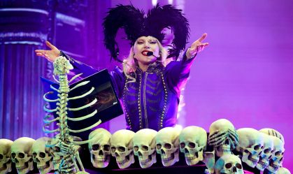 "Sabem que canto ao vivo", diz Lady Gaga após microfone parar no Coachella