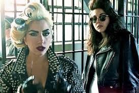 Lady Gaga e a irmã Natali Veronica nos bastidores de "Telephone" • Reprodução/Facebook