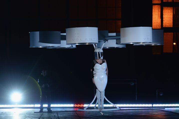 Lady Gaga na festa de lançamento de ARTPOP • Dimitrios Kambouris/Getty Images for 42 West