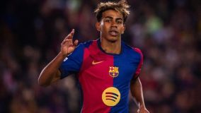 Lamine Yamal comemora gol do Barcelona sobre o Borussia Dortmund
