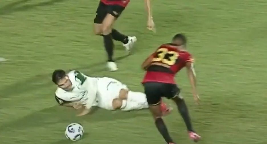 Pênalti em cima de Raphael Veiga, do Palmeiras, contra o Sport