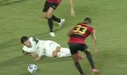 Pênalti em cima de Raphael Veiga, do Palmeiras, contra o Sport