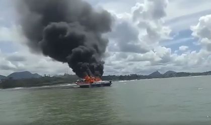 Vídeo: Lancha com 20 pessoas a bordo pega fogo em praia no Espírito Santo