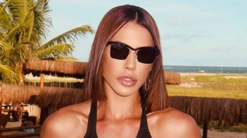 Larissa Tomásia posa de biquíni em passeio de barco