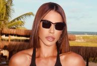 De biquíni, ex-BBB Larissa Tomásia exibe shape trincado