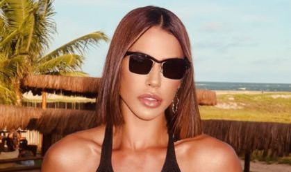 Larissa Tomásia posa de biquíni em passeio de barco