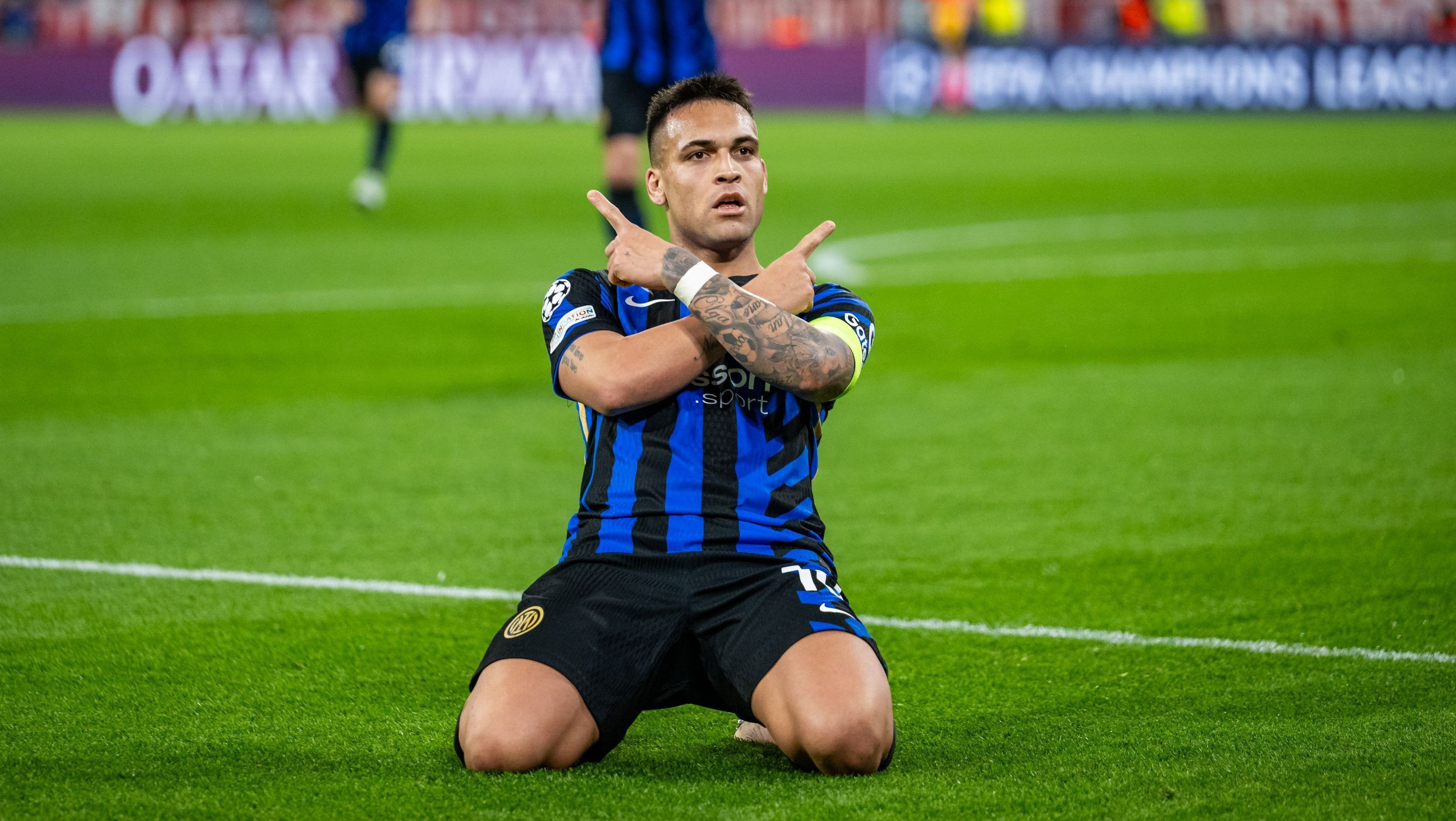 Lautaro Martínez comemora gol contra o Bayern na Allianz Arena