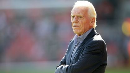 Leo Beenhakker comanda o time de lendas do Real Madrid em amistoso contra o Liverpool, em 2017