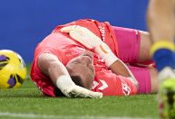 Goleiro ex-Barcelona sofre perfuração intestinal durante partida na Espanha